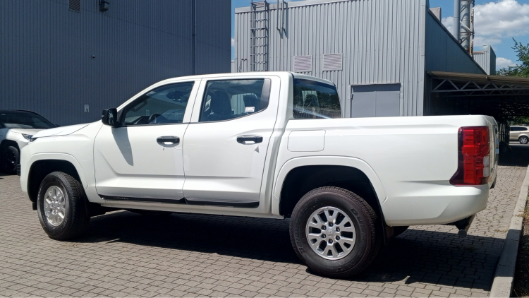 L200 INVITE 2.4 MT 4WD