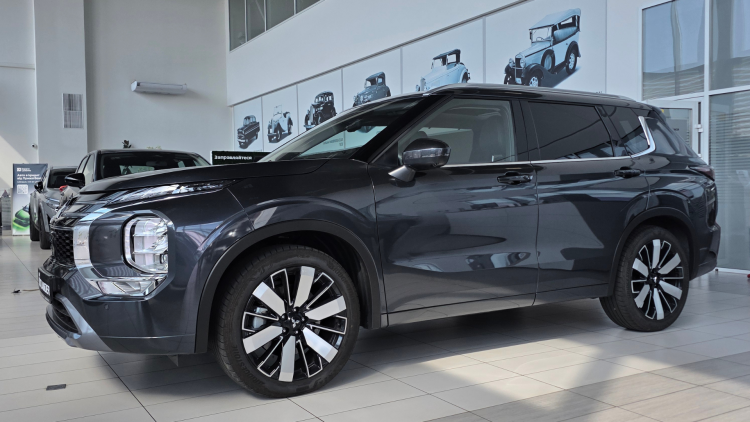 Outlander Ultimate 2.5 CVT 4WD