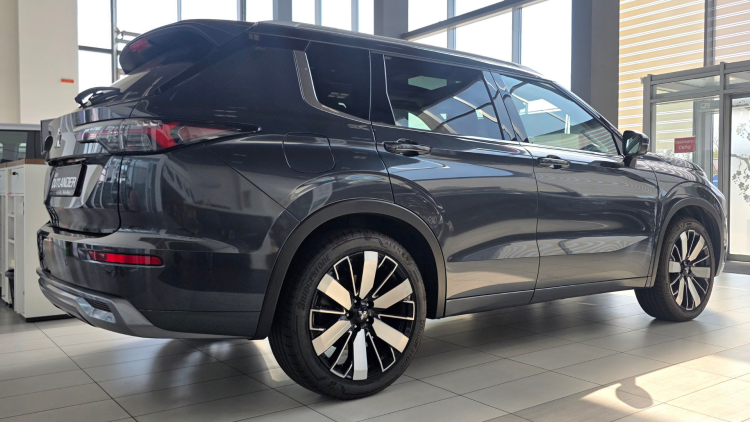 Outlander Ultimate 2.5 CVT 4WD
