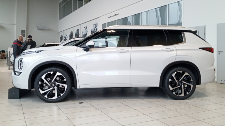 Outlander Ultimate 2.5 CVT 4WD